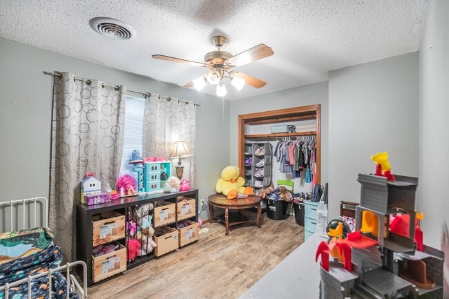 Building Photo - 3 Bedroom 2 Bathroom Home - Dogs Allowed & Large Backyard!