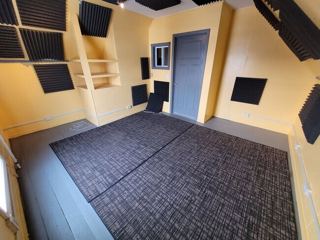 Building Photo - 145 Pine St