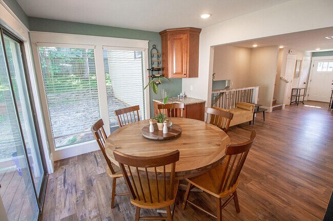 Building Photo - 3104 Oak Lawn Dr