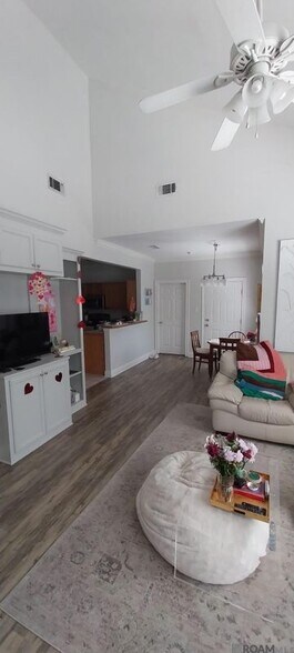 Building Photo - 710 E Boyd Dr