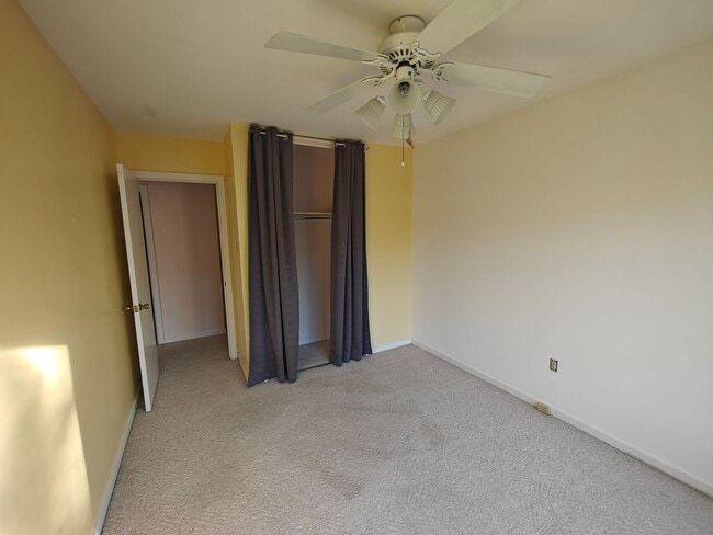 Building Photo - Multi unit townhome