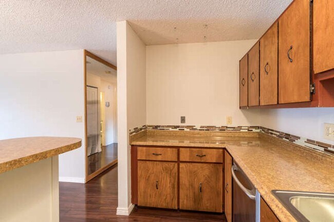 Building Photo - Charming  2 Bed 2 Bath Main Floor Condo Available June 12!