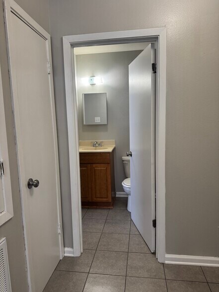 Building Photo - 2725 Huey P Long Ave