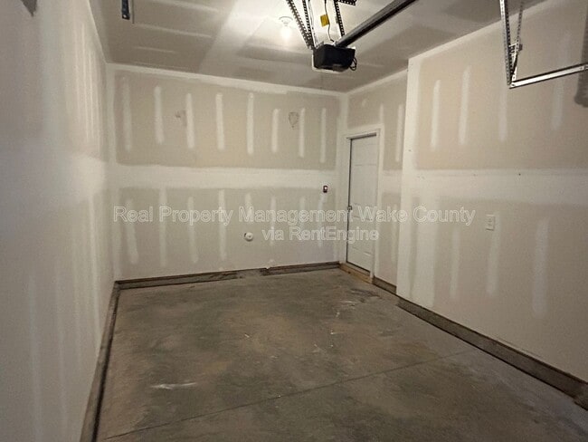 Building Photo - 156 Polaris Ave