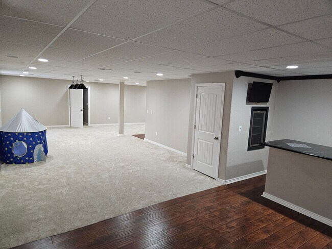 Building Photo - Castle Pines Fabulous 5 Bedroom Oasis Avai...