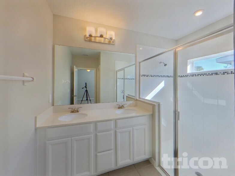 Building Photo - 11120 High Noon Trl