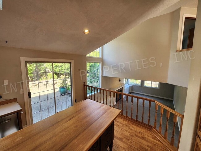 Building Photo - 4+ Bedroom Tigard Home With a Beautiful Vi...