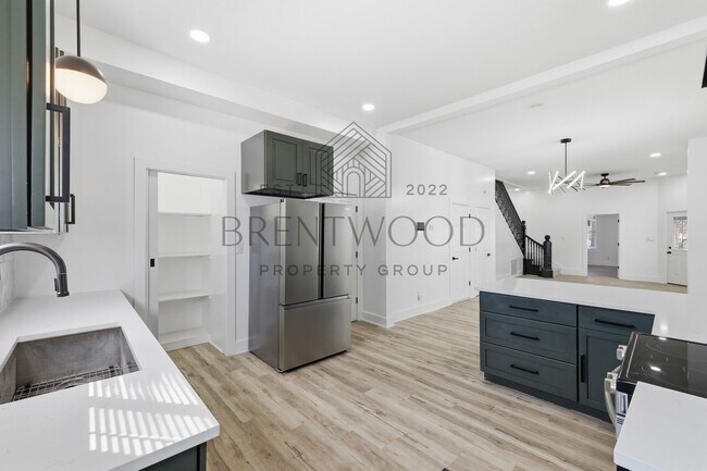 Building Photo - Contemporary 4bed/3bath with Private Yard