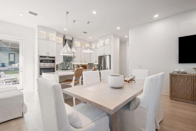 Building Photo - 31 Sarah St