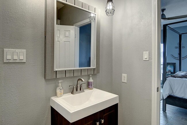 Building Photo - 15302 Bonasse Ct