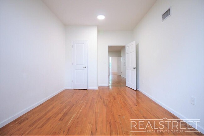 Building Photo - NO FEE! 3 BED 1.5 BATH DUPLEX in Stuyvesan...