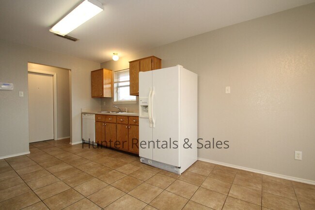 Building Photo - Hymesa Estates!