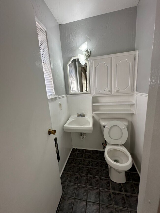 Building Photo - 4844 Woodview Dr