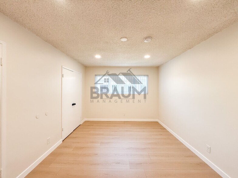 Building Photo - 6041 Whitsett Ave