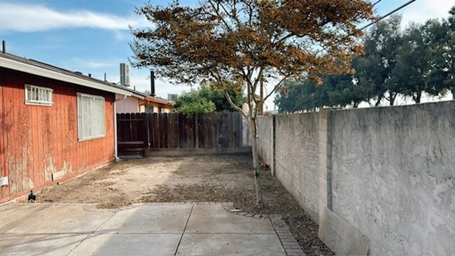 Building Photo - Walking distance to San Joaquin Elementary
