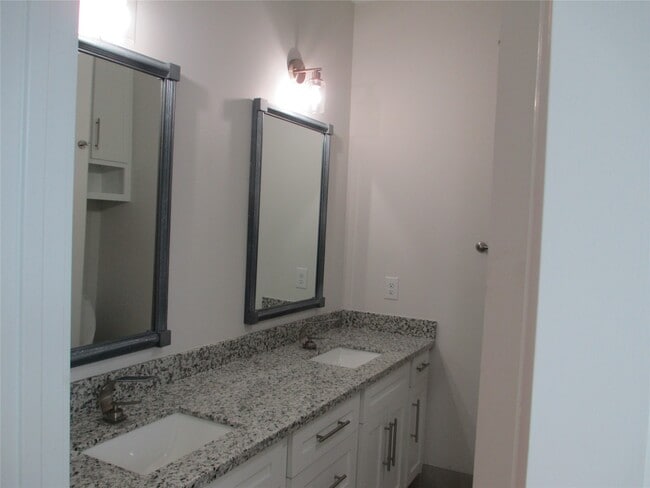 Building Photo - 1209 Elm St