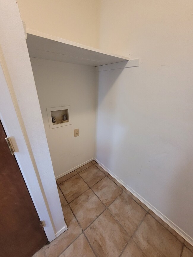 Building Photo - 3 bed 2 bath and 2 car garage!