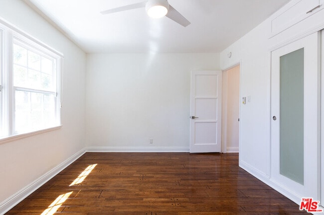 Building Photo - 5162 Lindley Ave