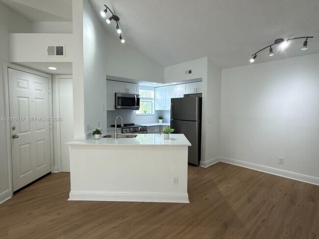 Building Photo - 12840 Vista Isles Dr