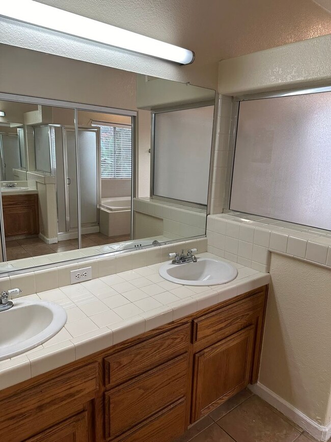 Building Photo - 3/2 Granville in NW Fresno. 3 car garage a...