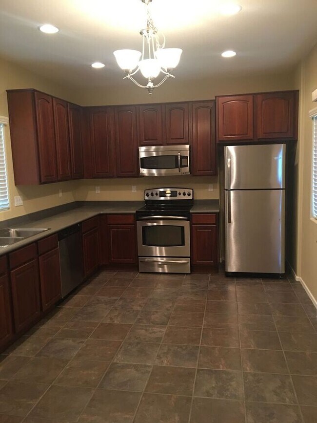 Building Photo - Upgraded Beautiful 3 bedroom 2.5 bath townhouse in The Cottages