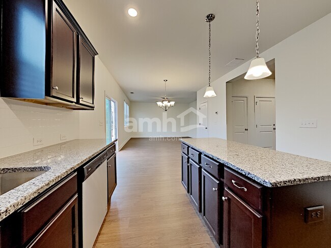 Building Photo - 212 Lake Vista Dr