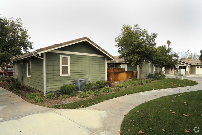 Building Photo - Raincross Cottages