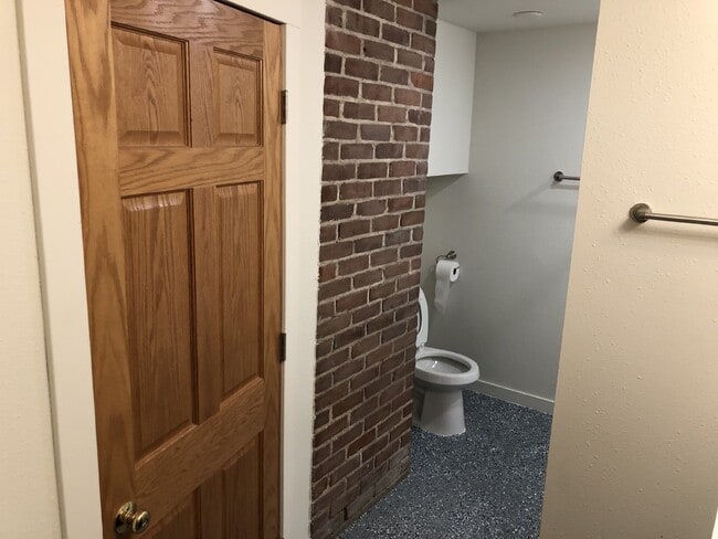 Building Photo - Huge 5 Bed 2 Bath home near UWEC with big ...