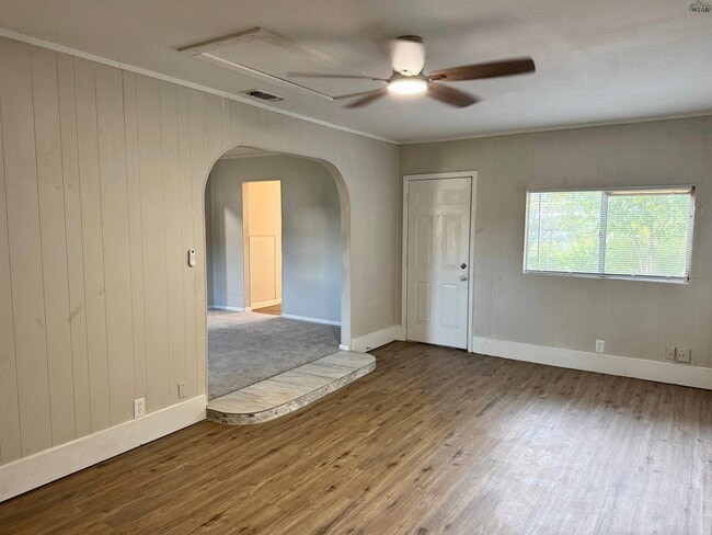 Building Photo - 2813 Roanoke Dr