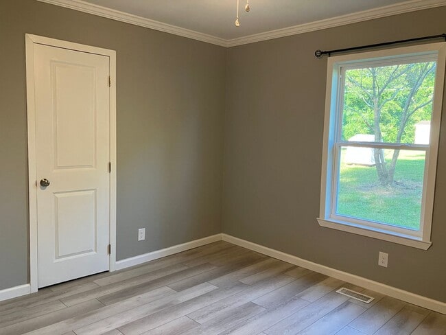 Building Photo - Two Bedroom Ranch in Denver