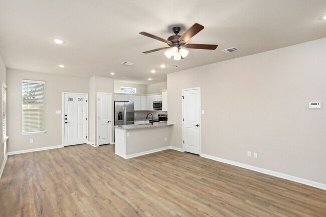 Building Photo - Beautiful 3/2.5 Townhome