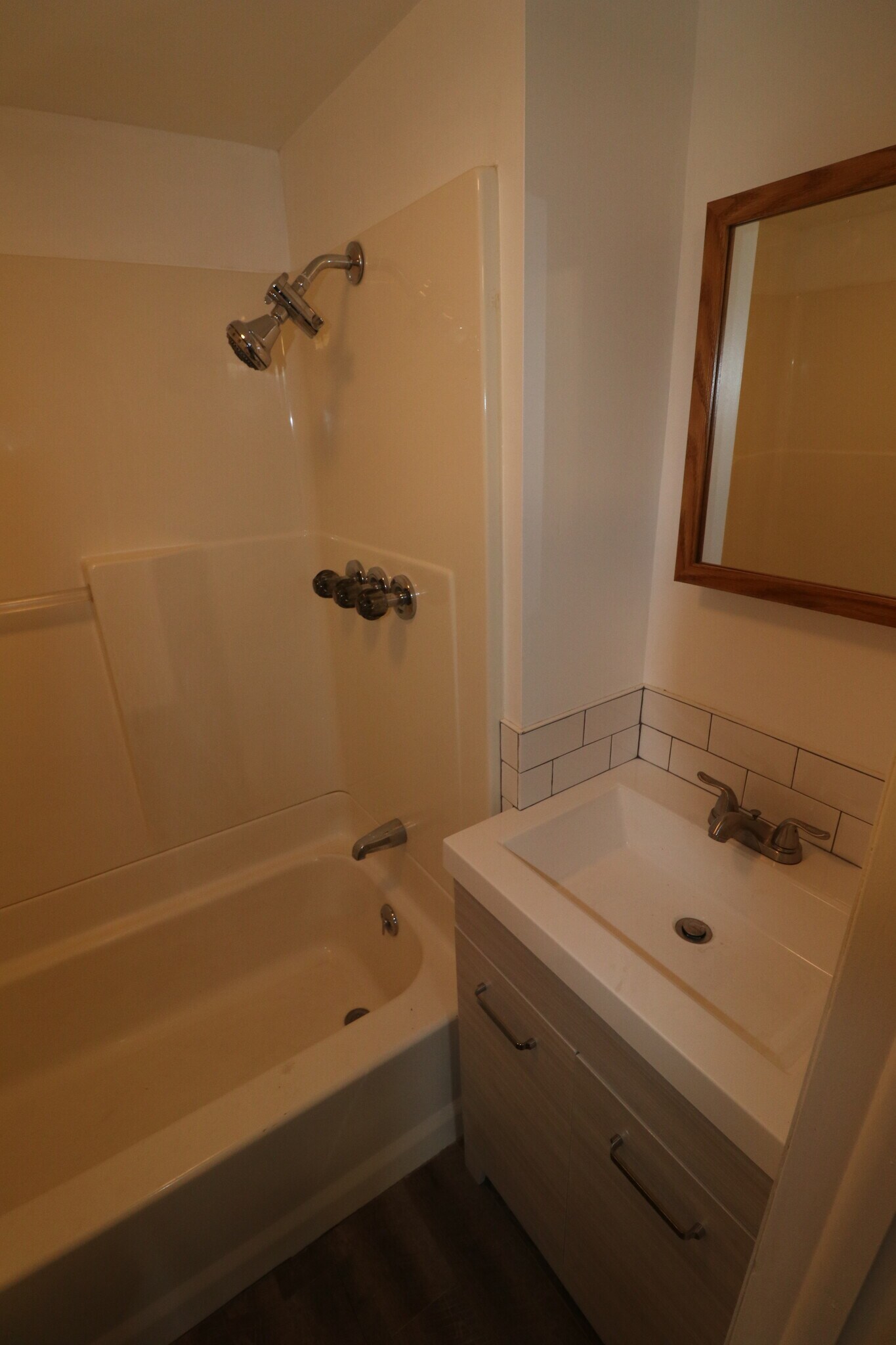 Building Photo - 3035 S Clermont Dr