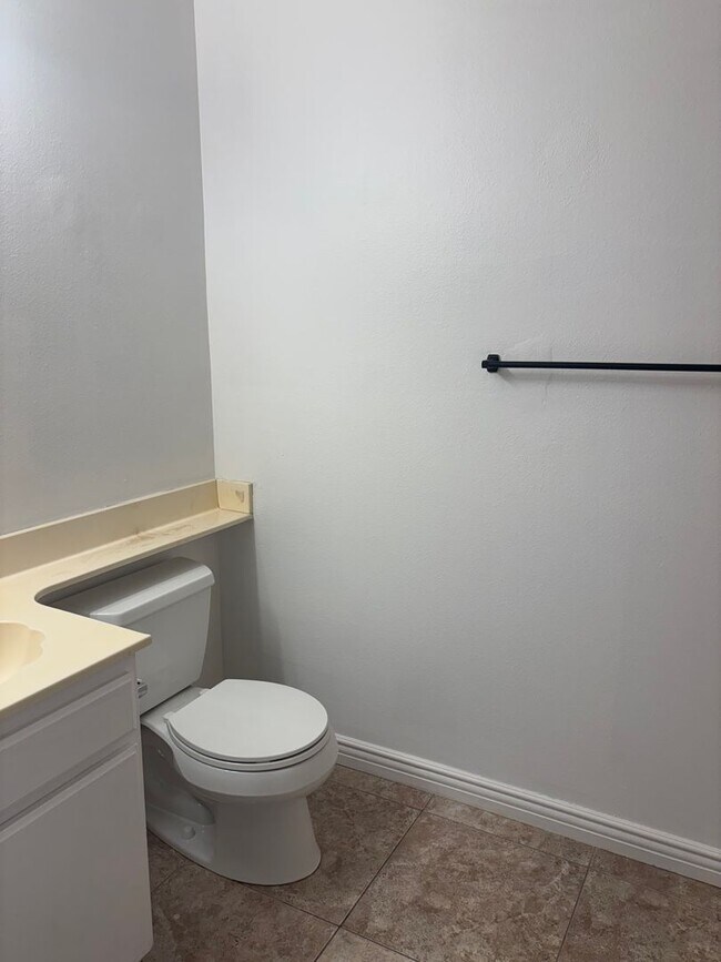 Building Photo - 2bd/2ba Upper Unit In Quail Ridge!!