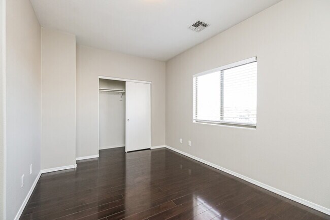 Building Photo - 261 N Valle Verde