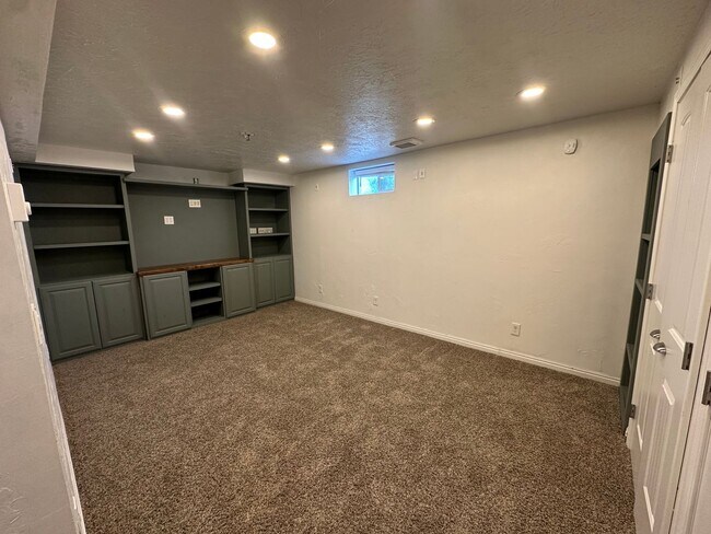 Building Photo - A &amp; E 3rd W Duplex