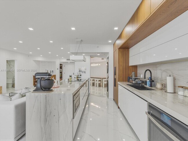 Building Photo - 3000 Island Blvd