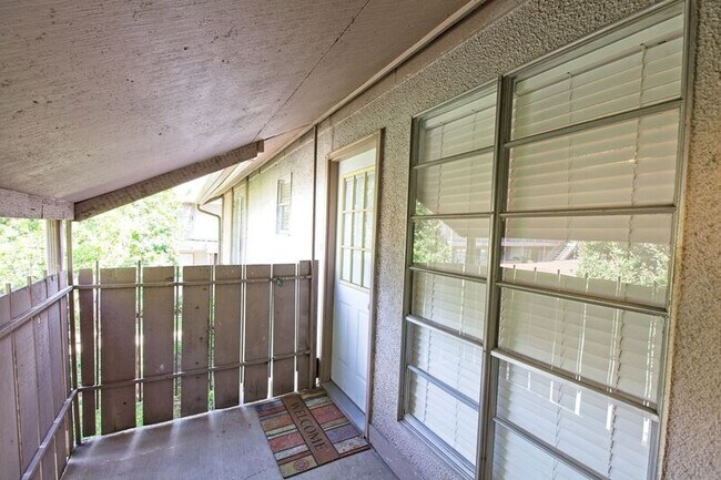 Building Photo - 10590 High Hollows Dr