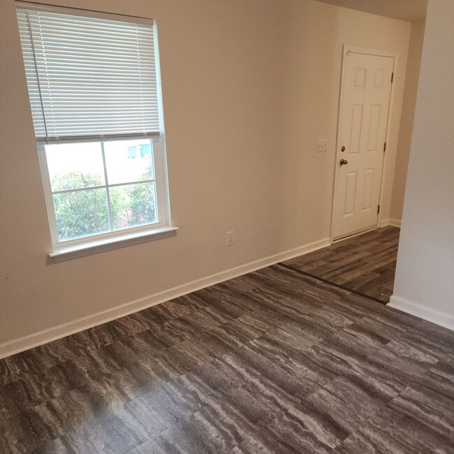 Building Photo - 4 Bedroom House with Double Garage FOR REN...