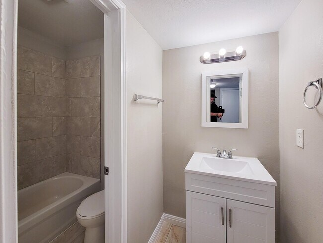 Building Photo - 3206 Lobit Dr