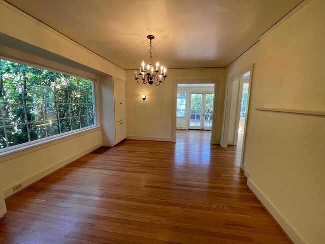 Building Photo - 4 bed/2 bath premier near UO Campus home w...