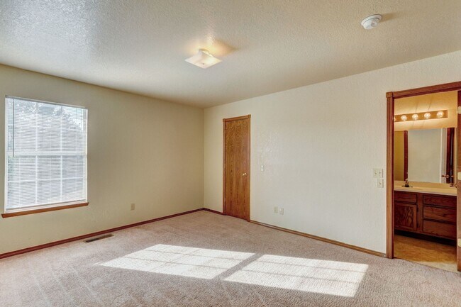 Building Photo - 10616 White Oak Canyon Rd, Oklahoma City, OK 73162