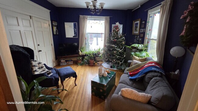 Building Photo - Cute main-level unit in Minneapolis, walking distance to local shops