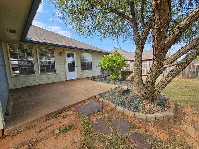 Building Photo - (3) Bed/(2) Bath in S Moore Avail NOW! Pet...