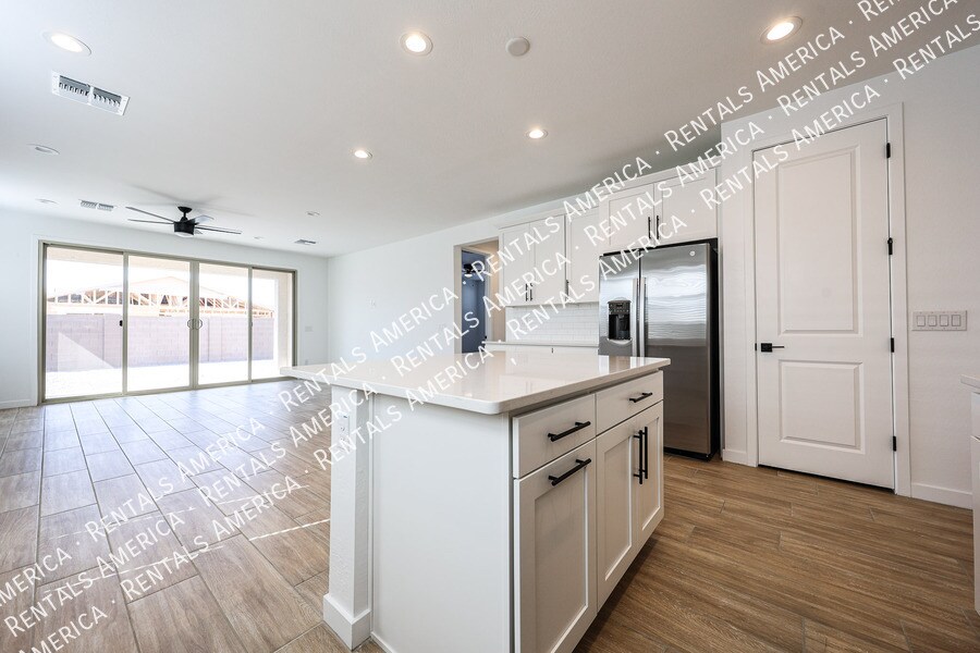 Building Photo - 5411 W Royal Palm Rd