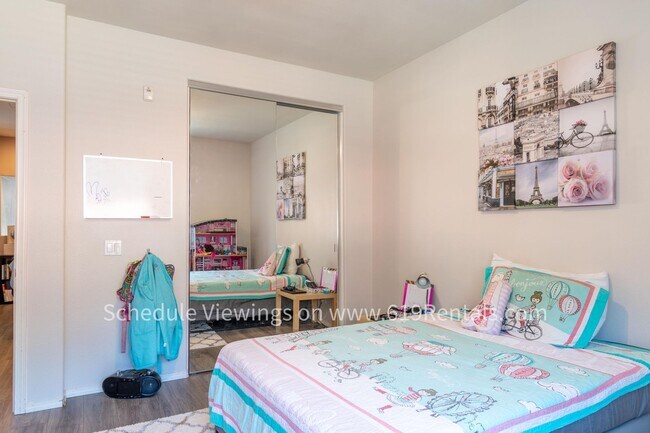 Building Photo - Beautiful 3 Bedroom, 2 Bath Townhouse with 2 car garage