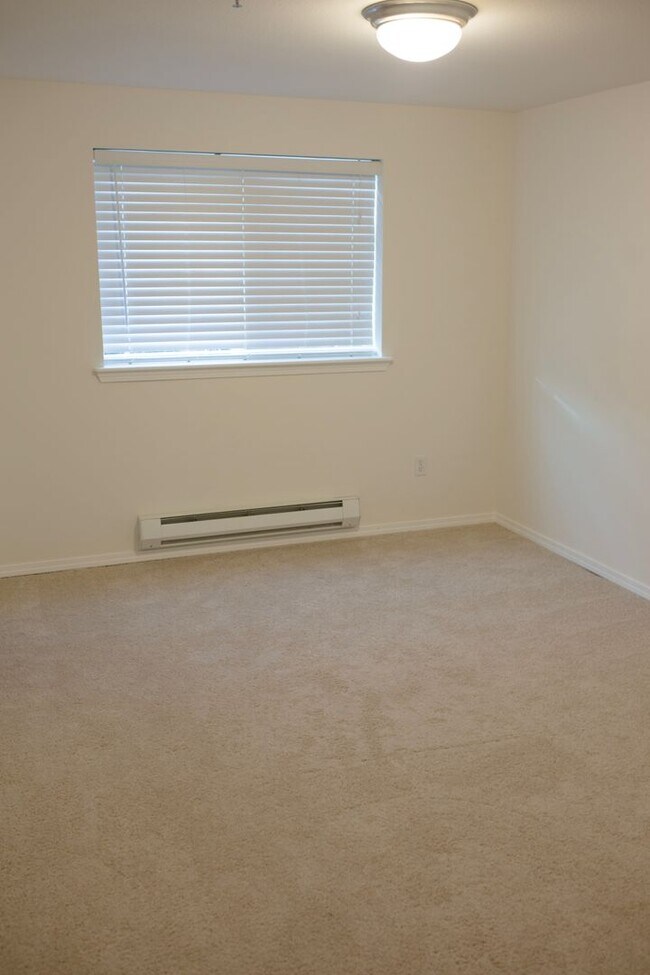 Building Photo - Two Bedroom Two Bathroom Everett Condominium