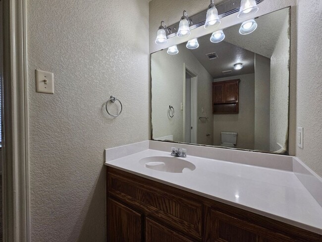 Building Photo - AVAILABLE NOW!