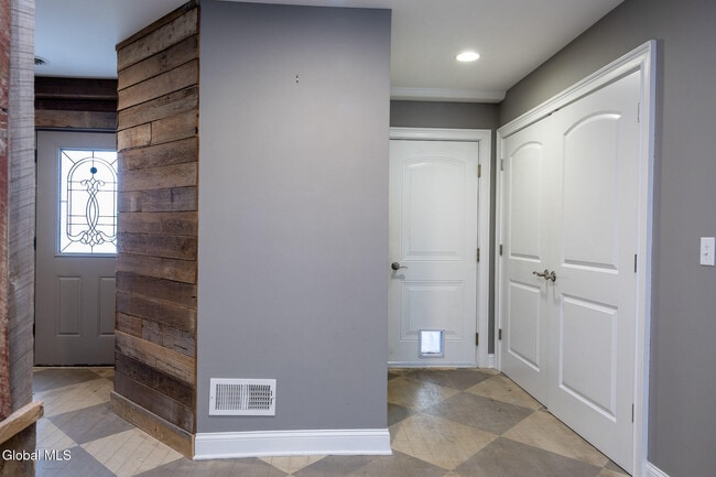 Building Photo - 949 Hudson Ave