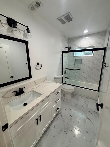 Building Photo - 5526 S Wilton Pl