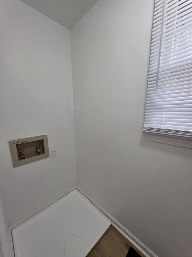 Building Photo - FOR LEASE Charming All-Brick Home on 1 Acr...